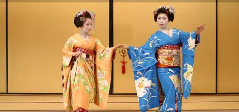 Gion Corner. Kyo-mai es una danza lenta ejecutada por las maiko. Gion Corner. Kyo-mai es una danza lenta ejecutada por las maiko.