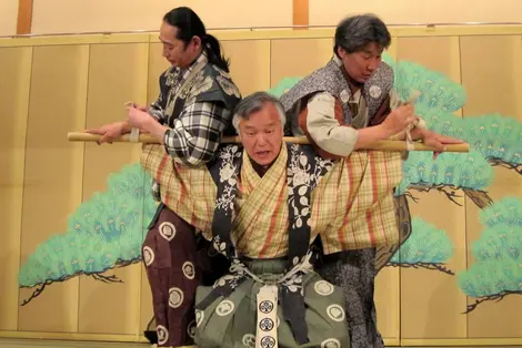 El kyogen son escenas cortas cómicas con personajes cotidianos. Es un teatro que viene del pueblo. El kyogen son escenas cortas cómicas con personajes cotidianos. Es un teatro que viene del pueblo.