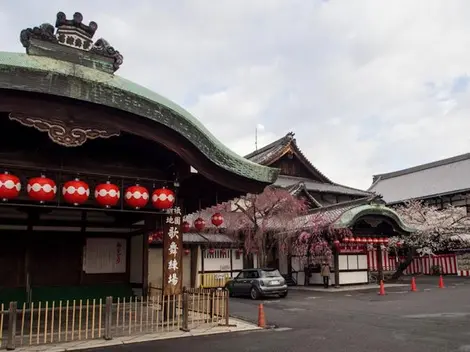 El Gion Corner está situado en el centro del Yasaka Hall y reproduce una arquitectura tradicional de las salas de espectáculos.  