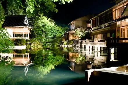 El Asaba ryokan es uno de los más famosos de Shuzenji. Tiene sus propias aguas termales y un ambiente digno de un teatro Nô. El Asaba ryokan es uno de los más famosos de Shuzenji. Tiene sus propias aguas termales y un ambiente digno de un teatro Nô.