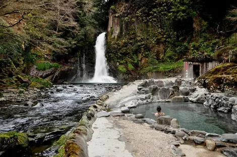 Le bain en plein air de Odaru onsen