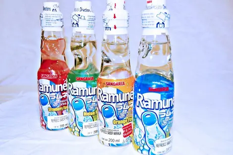 Des bouteilles de limonade ramune Des bouteilles de limonade ramune