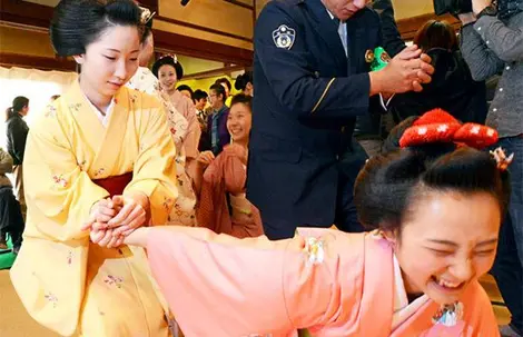 Des geishas formées à la self defense. Des geishas formées à la self defense.