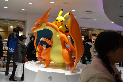 Statues des Pokémons Pikachu et Dracaufeu