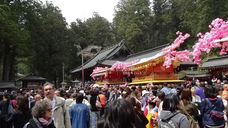 El festival de Yayoi sale del templo Futarasan con unas cuantas carrozas. El festival de Yayoi sale del templo Futarasan con unas cuantas carrozas.