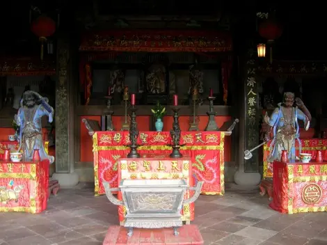 El interior del gran vestíbulo nos dice claramente que no estamos frente a una estética japonesa. El interior del gran vestíbulo nos dice claramente que no estamos frente a una estética japonesa.