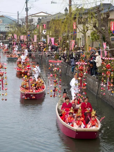 Le Hinamatsuri (festival des poupées), tenu chaque année à Yanagawa Le Hinamatsuri (festival des poupées), tenu chaque année à Yanagawa