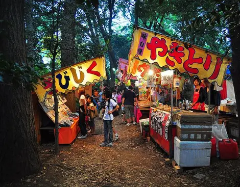Durante los matsuri, las calles se llenan de coloridos yatai. Durante los matsuri, las calles se llenan de coloridos yatai.