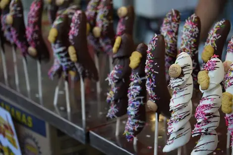 Los choco bananas están decorados de formas muy variadas y creativas. Los choco bananas están decorados de formas muy variadas y creativas.
