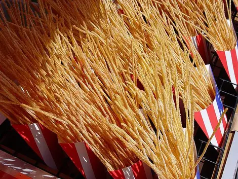 Los espaguetis fritos llamados supa-bo, están cubiertos con sal o azúcar y canela. Los espaguetis fritos llamados supa-bo, están cubiertos con sal o azúcar y canela.