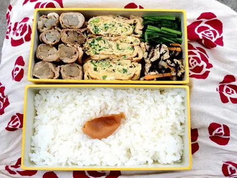 Un bento garni de tamagoyaki Un bento garni de tamagoyaki