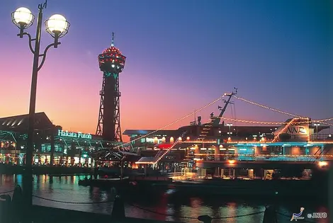 Le port de Hakata de nuit Le port de Hakata de nuit