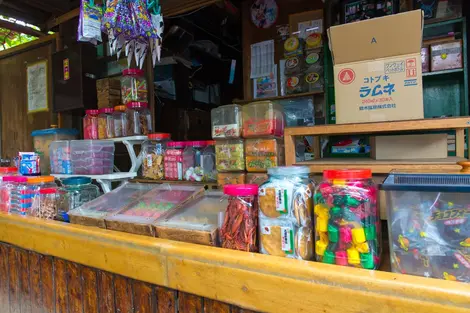 Los dagashiya tradicionales normalmente son manejados por una señora mayor.