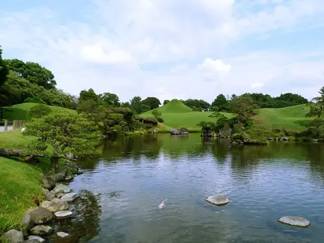 A lo lejos se puede ver una colina con la forma del Monte Fuji. A lo lejos se puede ver una colina con la forma del Monte Fuji.
