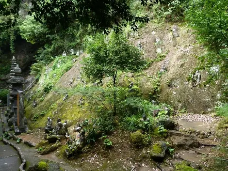 Des statues éparpillées sur le flan du Mont Kinpo