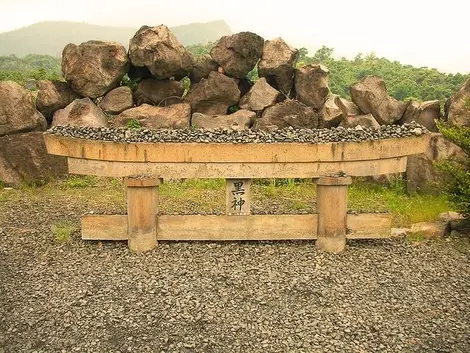 Le torii ensevelit du Sakurajima Le torii ensevelit du Sakurajima