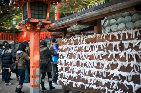 Los templos están llenos de omikuji desfavorables que se cuelgan para conjurarlos