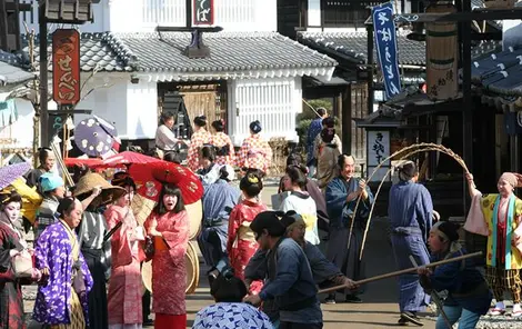 Extras y visitantes con trajes típicos de la era de Edo. 