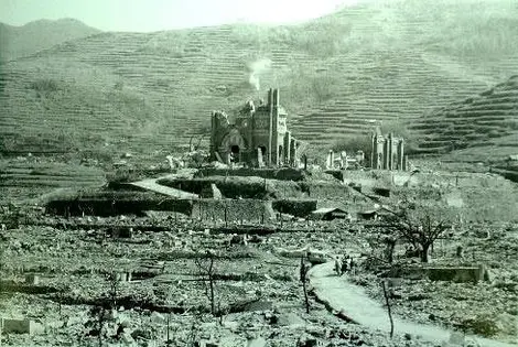 La zona de Urakami destruía y dominada por las ruinas de la catedral. 