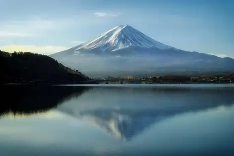 En invierno la vista del Monte Fuji está especialmente despejada. En invierno la vista del Monte Fuji está especialmente despejada.