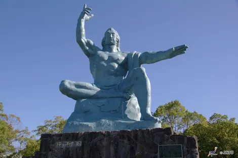 La estatua del parque de la paz en Nagazaki y su extraña y simbólica posición.