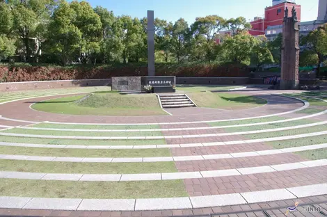 Una estela funeraria en el parque de la paz en Nagazaki.