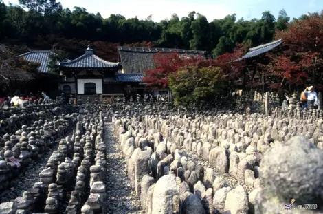 Las estelas del templo Adashino Nenbutsu-ji.