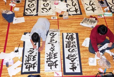 Une scène de calligraphie au Japon Une scène de calligraphie au Japon