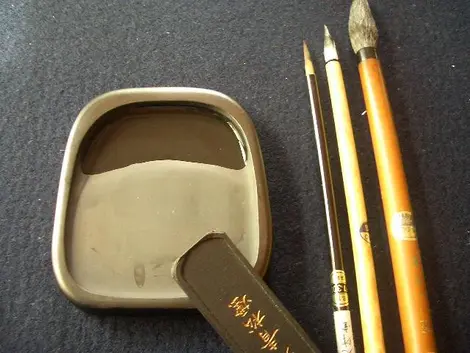 Le bâton d'encre et la pierre à encre Le bâton d'encre et la pierre à encre