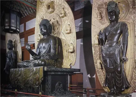 La triade du Bouddha Yakushi, VIIe siècle. La triade du Bouddha Yakushi, VIIe siècle.