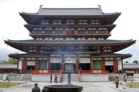 Le hall d'or du temple de Yakushi. Le hall d'or du temple de Yakushi.