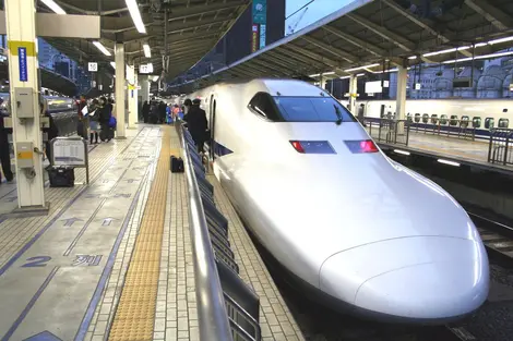 Un shinkansen dans la Tokyo Station