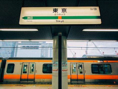 Une rame de métro station gare de Tokyo
