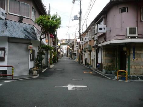 Las pintorescas calles Tobita Shinchi en Osaka.