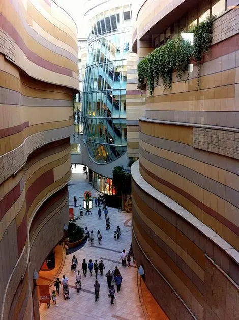 L'intérieur du Namba Parks L'intérieur du Namba Parks
