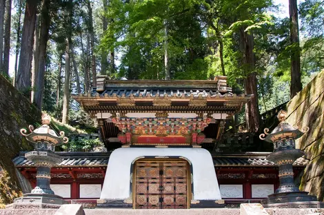 Entrada del mausoleo del shōgun Tokugawa Iemitsu, más allá de la cual los visitantes no pueden acceder