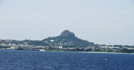 Le Mont Gusuku de l'île d'Ie vue de loin Le Mont Gusuku de l'île d'Ie vue de loin