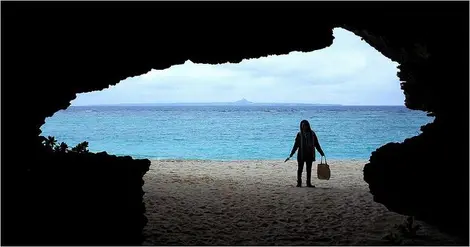 Vue sur Ie-jima depuis la plage de Sesoko sur Okinanwa Vue sur Ie-jima depuis la plage de Sesoko sur Okinanwa