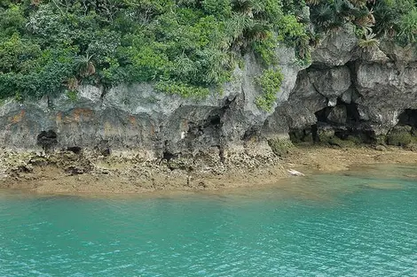 Les grottes sur les côtes de Kume-jima