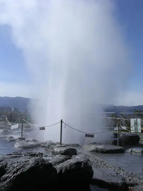 Al igual que en Beppu, la actividad volcánica en el lago Suwa es significativa. 