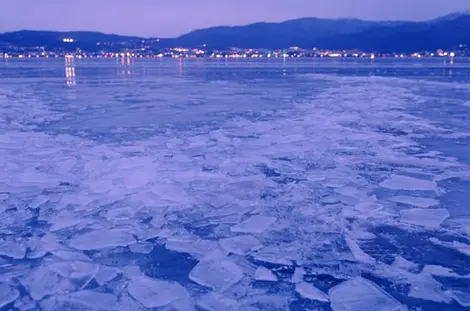 Sur le lac, en hiver, Uue crête commence à apparaître