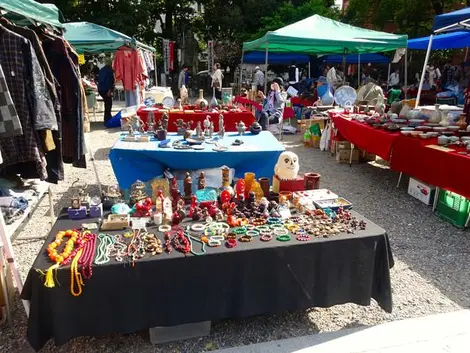 Les stands du marché au puces du temple Osu-Kannon