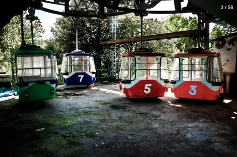 Les vieilles nacelles d'une attraction du Nara Dreamland Les vieilles nacelles d'une attraction du Nara Dreamland