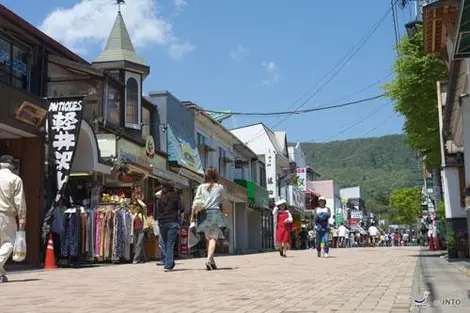 La rue centrale du quartier de "Ginza" de Karuizawa.