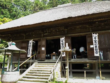 Le L'entrée du Sugimoto-dera et son toit de chaume Le L'entrée du Sugimoto-dera et son toit de chaume