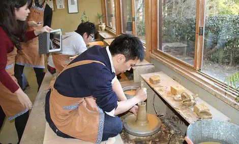 Atelier de tour de potier à Shigaraki. Atelier de tour de potier à Shigaraki.