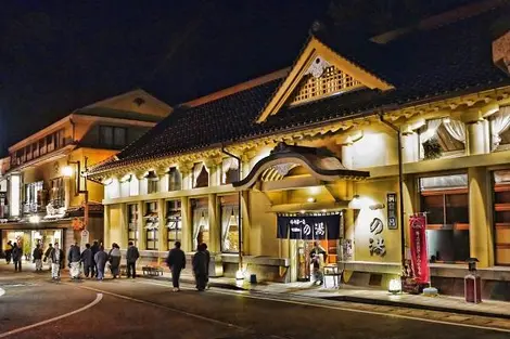 Gente vestida con yukata se dirigen al onsen Kinosaki. Gente vestida con yukata se dirigen al onsen Kinosaki.