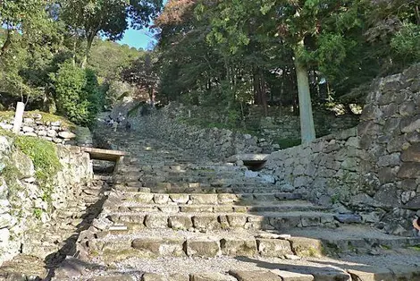 La montée vers les ruines du château d'Azuchi.