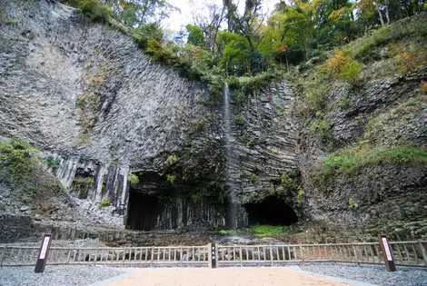 La grotte Genbudo et sa petit cascade La grotte Genbudo et sa petit cascade