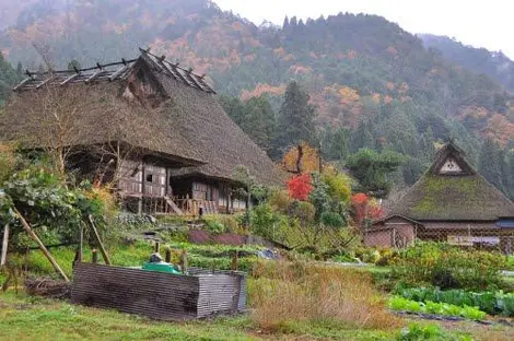 Les maisons de Kayabuki no Sato sont encore habitées par les familles. Les maisons de Kayabuki no Sato sont encore habitées par les familles.